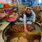 خوشمزه بپزید؛ غذای خیابانی در افغانستان؛ پخت چپلی کباب و ماهی کبابی در جلال آباد + ویدئو