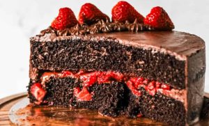 طرز تهیه کیک توت‌ فرنگی شکلاتی؛ دسر خوشمزه با نکات