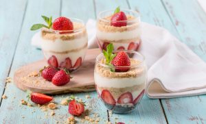 طرز تهیه مگنولیا توت فرنگی؛ دسر ترکیه‌ای خوشمزه