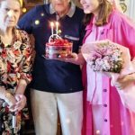 Behnush Tabatabai ، بازیگر در سن 6 سالگی ، با والدین