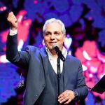 مدیر خواننده نیست ، اما او می فروشد