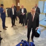 ببینید؛ نماینده لهستان پرچم اتحادیه اروپا را به آتش کشید