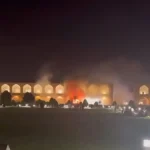 ببینید؛ آتش گرفتن یک درخت در محوطه تاریخی میدان نقش جهان اصفهان