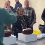 ببینید؛ تشویق عزیز مهری توسط هومن سیدی و عوامل سریال وحشی