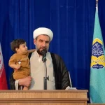 عکس؛ یک امام جمعه با آغوش گرفتن فرزندش سخنرانی کرد