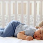 راهنمای فرزندپروری؛ از چه سنی کودک باید در اتاق خود بخوابد؟