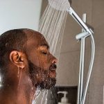 صبح دوش بگیریم یا شب؟ + فواید دوش شبانه