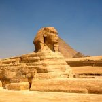 مشهورترین مجسمۀ مصر باستان شبیه کیست؟