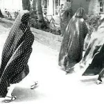 تهران دهه ۳۰ ؛ پوشش بانوان در خیابان سیروس بهارستان