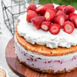 طرز تهیه کیک بستنی توت فرنگی؛ یک دسر خنک و مجلسی طرز تهیه کیک بستنی توت فرنگی؛ یک دسر خنک و مجلسی