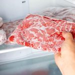 روشی خطرناک برای باز کردن گوشت یخ زده!