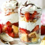 طرز تهیه جارکیک توت‌ فرنگی؛ دسر لایه‌ای خوشمزه در شیشه! 
