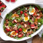 طرز تهیه سالاد بیکن و توت‌فرنگی؛ انتخابی شیک برای میزهای مجلسی