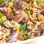 طرز تهیه قارچ پلو با نخود فرنگی+ نکات خوشمزه‌تر شدن