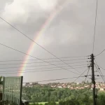 برخورد نادر رعد و برق با رنگین‌کمان در آسمان بریتانیا + ویدئو