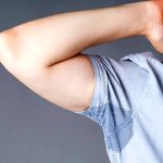 دلایل بوی بد بدن و راهکارهای کاهش آن + اینفوگرافیک