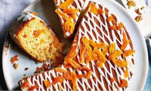 طرز تهیه کیک قیسی (زردآلوی خشک)؛ با سس وانیلی