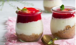 طرز تهیه پودینگ با سس توت فرنگی؛ برای مهمانی با طعم عالی